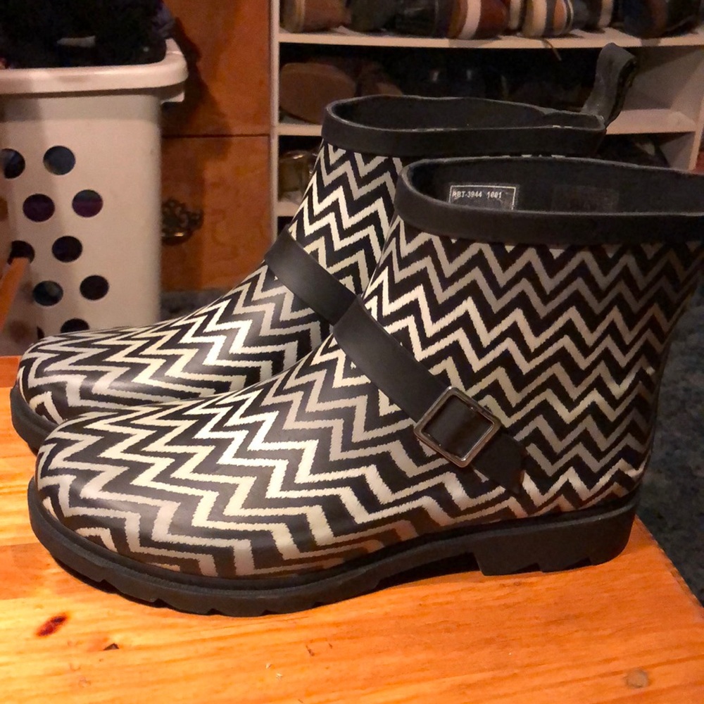 NWOT Capelli Rain Boots Size 9